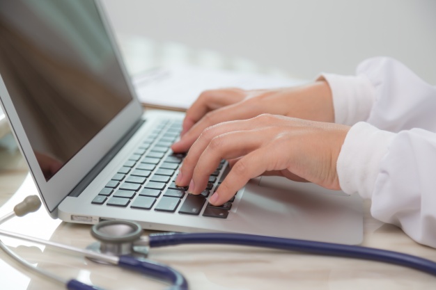 busy-doctor-using-her-laptop_1232-371 image of doctor using laptop